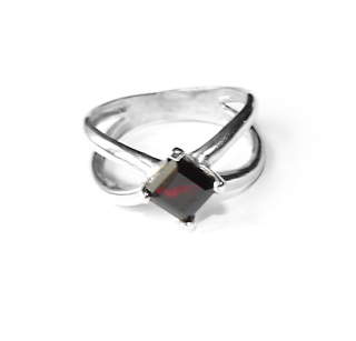 Stříbrný prsten přírodní granát 6x6 mm - T1265