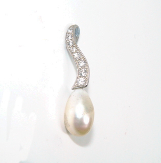 Stříbrný přívěsek přírodní perla bílá , čiré zirkony - P1231